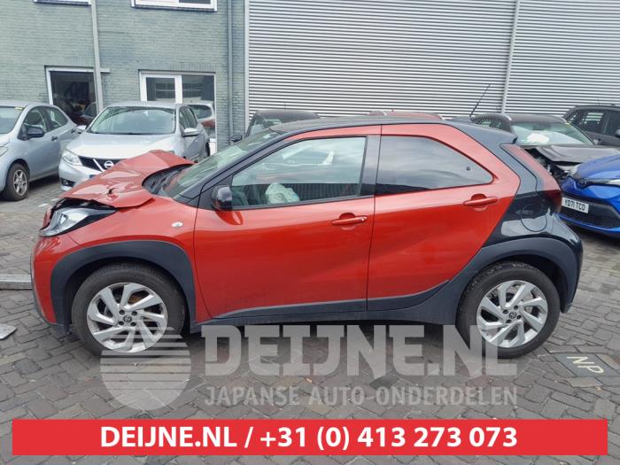 Toyota Aygo X 1.0 12V VVT-i Sloopvoertuig (2022, Zwart, Rood)