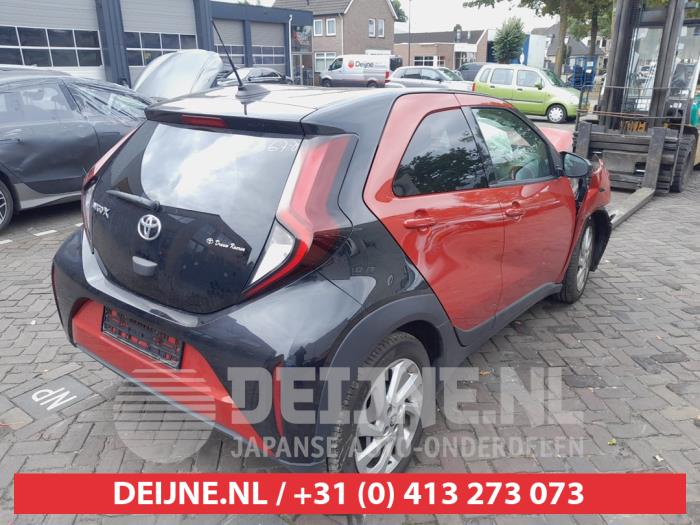 Toyota Aygo X 1.0 12V VVT-i Sloopvoertuig (2022, Zwart, Rood)