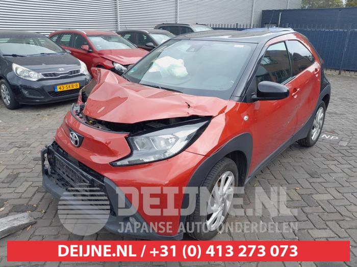 Toyota Aygo X 1.0 12V VVT-i Sloopvoertuig (2022, Zwart, Rood)
