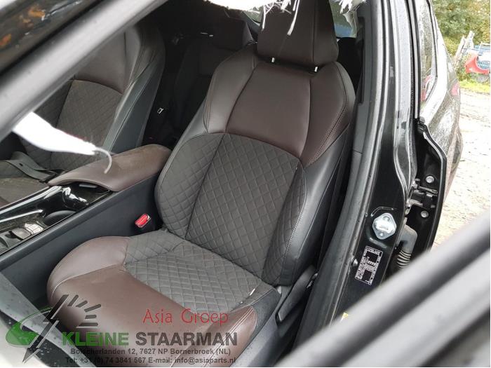 Toyota C-HR 1.8 16V Hybrid Sloopvoertuig (2017, Zwart)