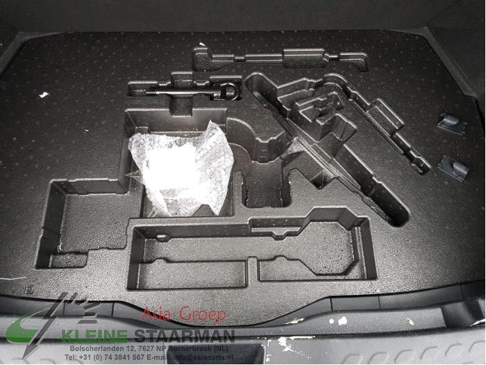 Toyota C-HR 1.8 16V Hybrid Sloopvoertuig (2017, Zwart)