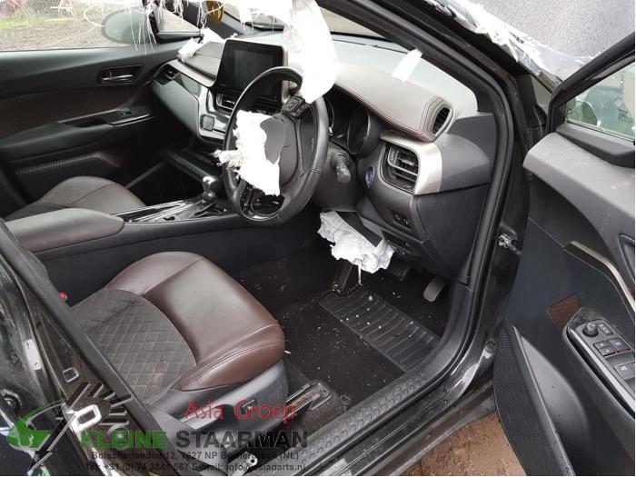 Toyota C-HR 1.8 16V Hybrid Sloopvoertuig (2017, Zwart)