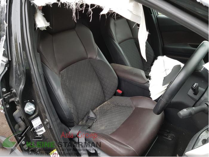 Toyota C-HR 1.8 16V Hybrid Sloopvoertuig (2017, Zwart)