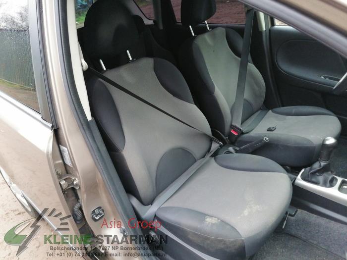 Nissan Note 1.4 16V Sloopvoertuig (2011, Bruin)