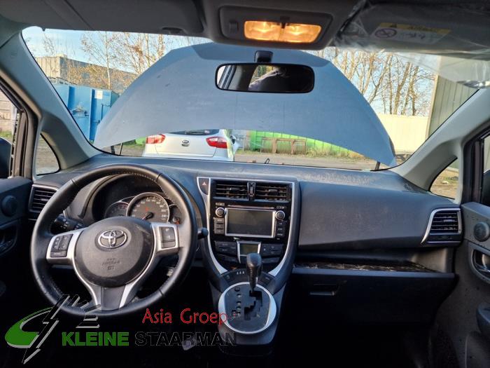 Toyota Verso S 1.33 16V Dual VVT-I Sloopvoertuig (2016, Grijs)