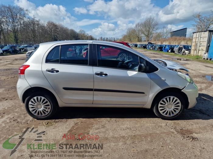 Toyota Yaris II 1.33 16V Dual VVT-I Sloopvoertuig (2012, Grijs)