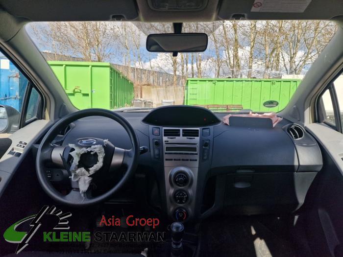 Toyota Yaris II 1.33 16V Dual VVT-I Sloopvoertuig (2012, Grijs)