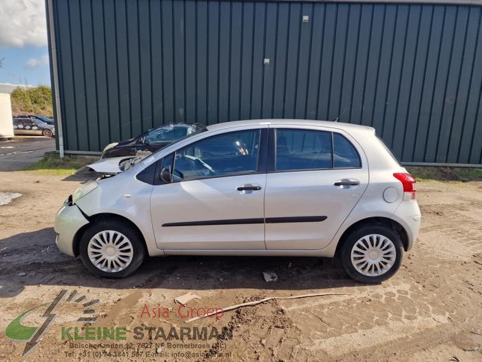 Toyota Yaris II 1.33 16V Dual VVT-I Sloopvoertuig (2012, Grijs)