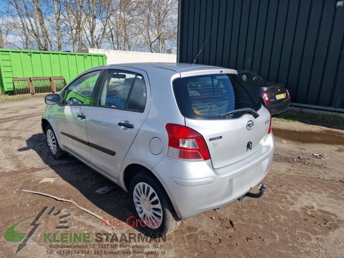 Toyota Yaris II 1.33 16V Dual VVT-I Sloopvoertuig (2012, Grijs)