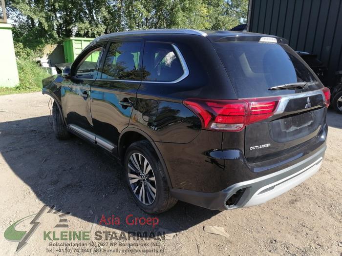Mitsubishi Outlander 2.0 16V 4x4 Sloopvoertuig (2019, Zwart)