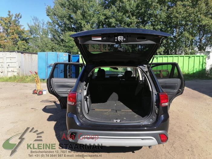 Mitsubishi Outlander 2.0 16V 4x4 Sloopvoertuig (2019, Zwart)