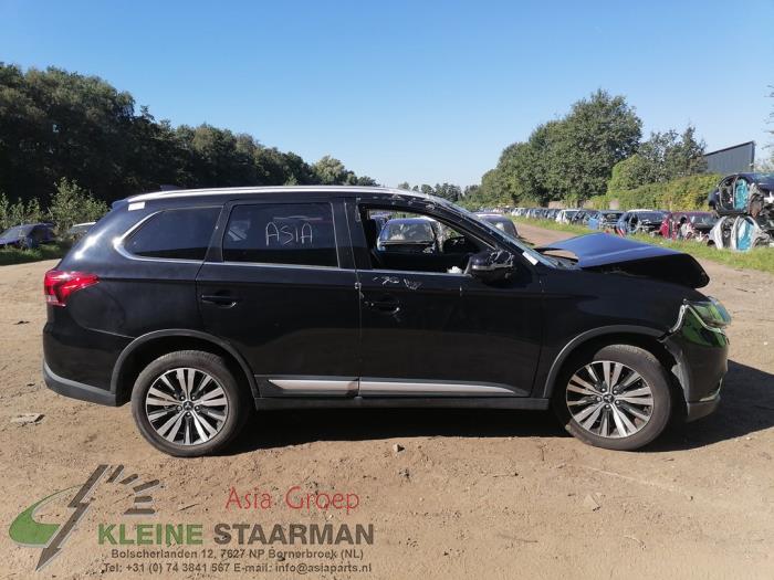 Mitsubishi Outlander 2.0 16V 4x4 Sloopvoertuig (2019, Zwart)