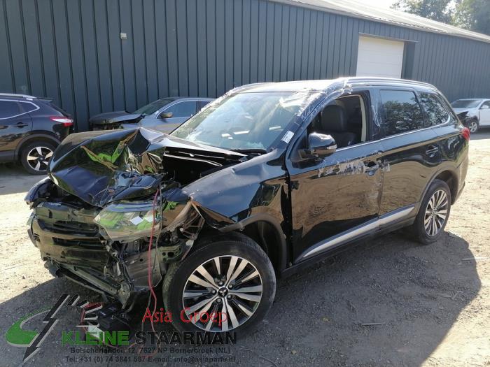 Mitsubishi Outlander 2.0 16V 4x4 Sloopvoertuig (2019, Zwart)