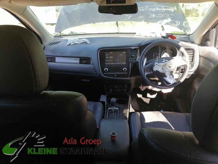 Mitsubishi Outlander 2.0 16V 4x4 Sloopvoertuig (2019, Zwart)