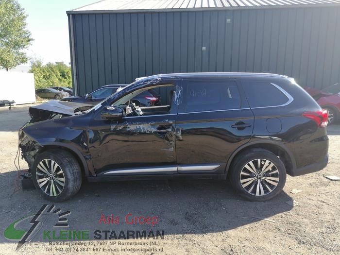 Mitsubishi Outlander 2.0 16V 4x4 Sloopvoertuig (2019, Zwart)