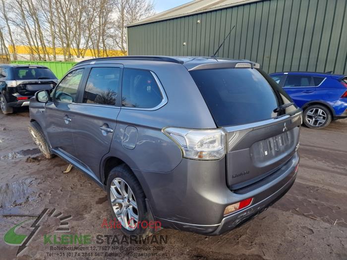 Mitsubishi Outlander 2.0 16V PHEV 4x4 Sloopvoertuig (2015, Donker, Grijs)