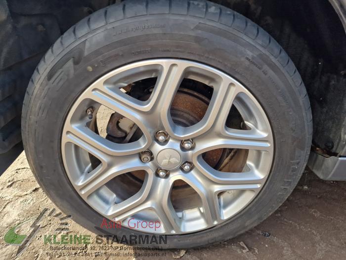 Mitsubishi Outlander 2.0 16V PHEV 4x4 Sloopvoertuig (2015, Donker, Grijs)