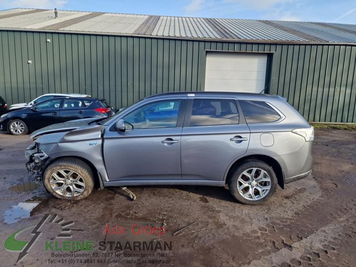 Mitsubishi Outlander 2.0 16V PHEV 4x4 Sloopvoertuig (2015, Donker, Grijs)