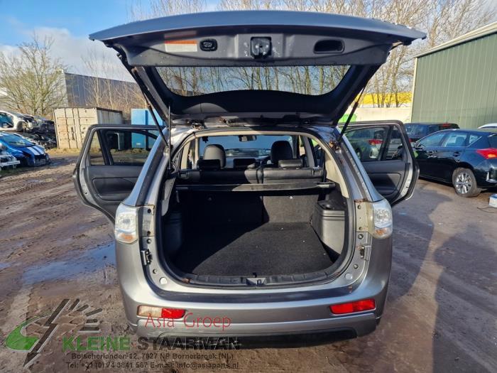 Mitsubishi Outlander 2.0 16V PHEV 4x4 Sloopvoertuig (2015, Donker, Grijs)