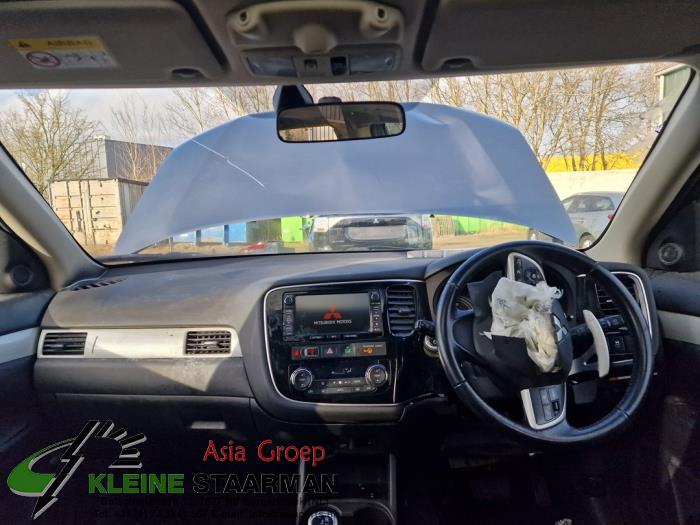 Mitsubishi Outlander 2.0 16V PHEV 4x4 Sloopvoertuig (2015, Donker, Grijs)