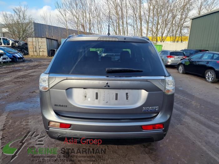 Mitsubishi Outlander 2.0 16V PHEV 4x4 Sloopvoertuig (2015, Donker, Grijs)