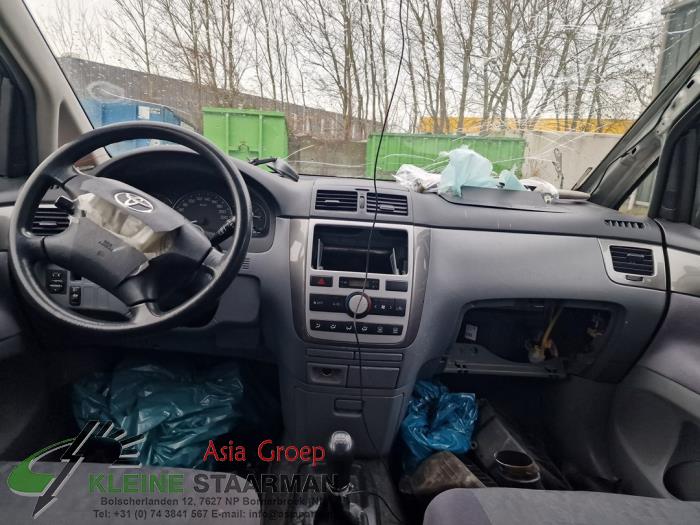 Toyota Avensis Verso 2.0 16V VVT-i D-4 Sloopvoertuig (2003, Grijs)