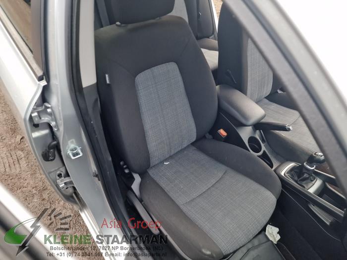 Kia Cee'd Sporty Wagon 1.4 16V Sloopvoertuig (2010, Grijs)