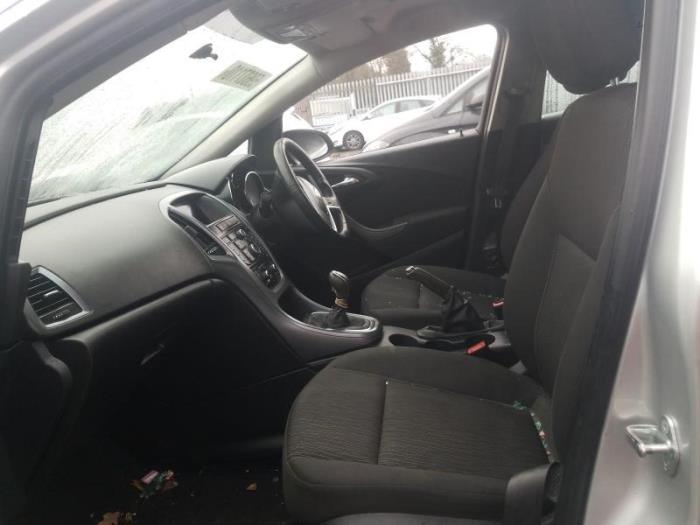 Opel Astra J 1.6 CDTI 16V Sloopvoertuig (2015, Zilvergrijs)