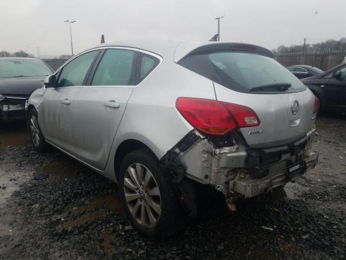 Opel Astra J 1.6 CDTI 16V Sloopvoertuig (2015, Zilvergrijs)