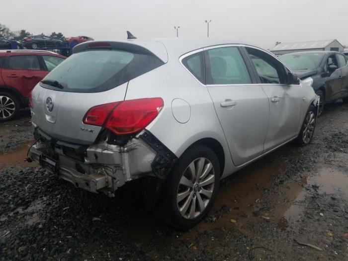 Opel Astra J 1.6 CDTI 16V Sloopvoertuig (2015, Zilvergrijs)