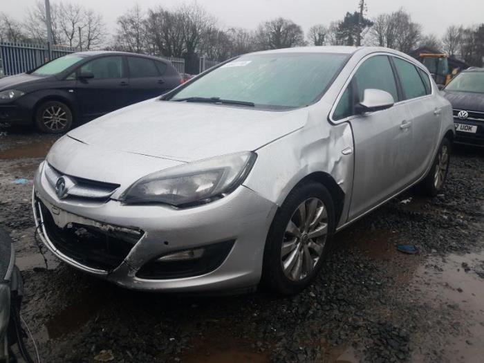 Opel Astra J 1.6 CDTI 16V Sloopvoertuig (2015, Zilvergrijs)