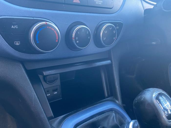 Hyundai i10 1.0 12V Sloopvoertuig (2014, Kristal, Zilvergrijs)