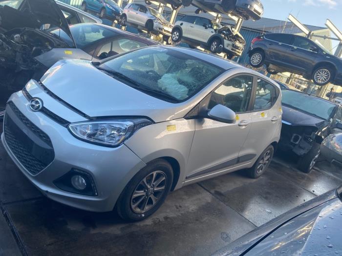 Hyundai i10 1.0 12V Sloopvoertuig (2014, Kristal, Zilvergrijs)