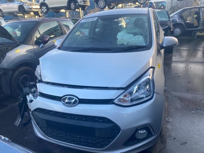 Hyundai i10 1.0 12V Sloopvoertuig (2014, Kristal, Zilvergrijs)