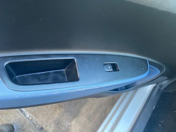 Hyundai i10 1.0 12V Sloopvoertuig (2014, Kristal, Zilvergrijs)