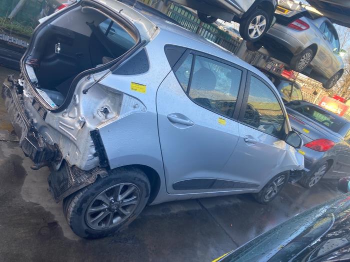 Hyundai i10 1.0 12V Sloopvoertuig (2014, Kristal, Zilvergrijs)