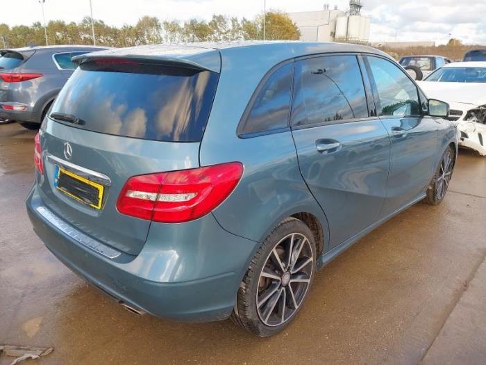 Mercedes B 1.6 B-180 BlueEFFICIENCY Turbo 16V Sloopvoertuig (2014, Donker, Blauw)