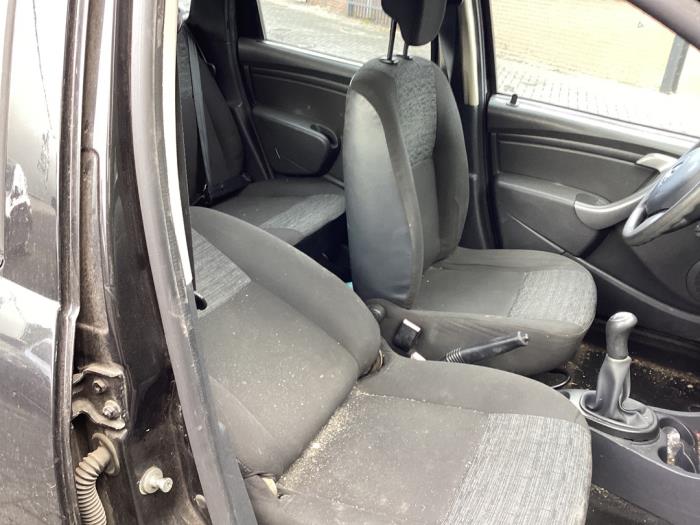 Dacia Duster 1.6 16V Sloopvoertuig (2010, Zwart)