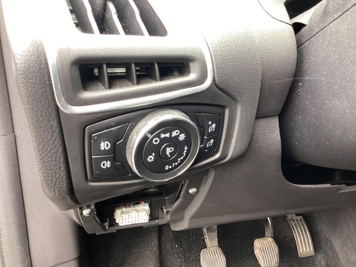 Ford Focus 3 Wagon 1.0 Ti-VCT EcoBoost 12V 125 Sloopvoertuig (2015, Zwart)