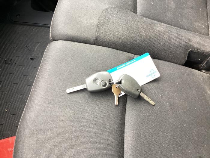 Renault Trafic 1.6 dCi 95 Schadevoertuig (2018, Graniet)