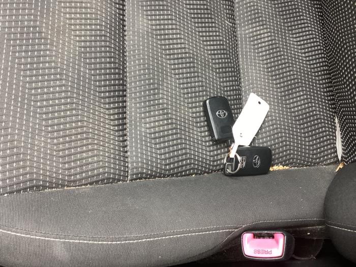 Toyota Auris Touring Sports 1.8 16V Hybrid Schadevoertuig (2014, Grijs)