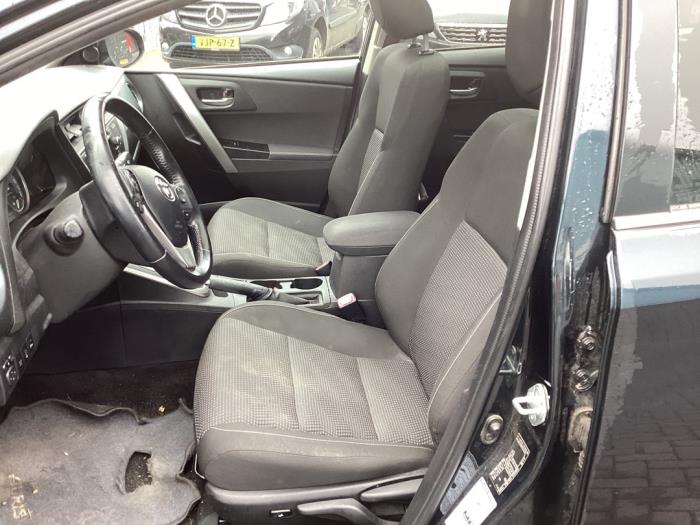 Toyota Auris Touring Sports 1.8 16V Hybrid Schadevoertuig (2014, Grijs)