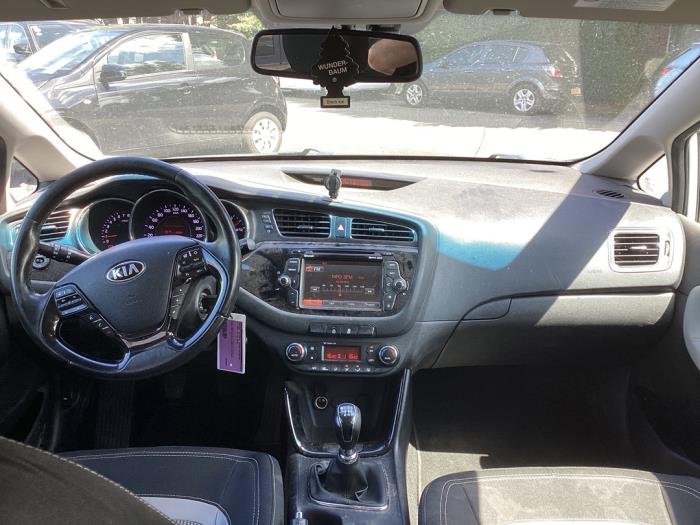 Kia Cee'd Sportswagon 1.6 GDI 16V Schadevoertuig (2012, Grijs)