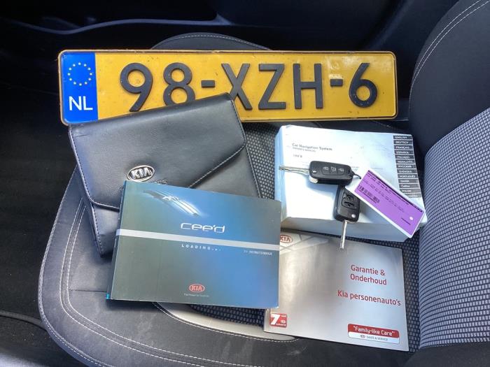 Kia Cee'd Sportswagon 1.6 GDI 16V Schadevoertuig (2012, Grijs)