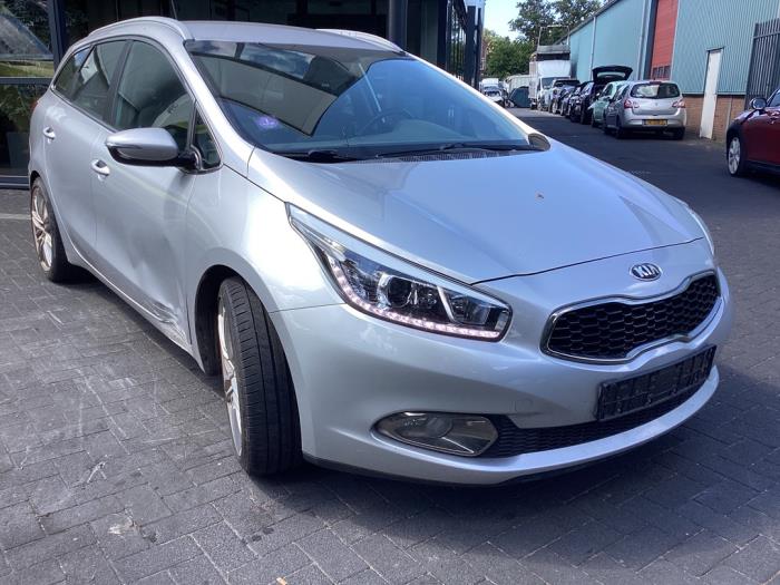 Kia Cee'd Sportswagon 1.6 GDI 16V Schadevoertuig (2012, Grijs)