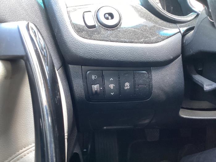 Kia Cee'd Sportswagon 1.6 GDI 16V Schadevoertuig (2012, Grijs)