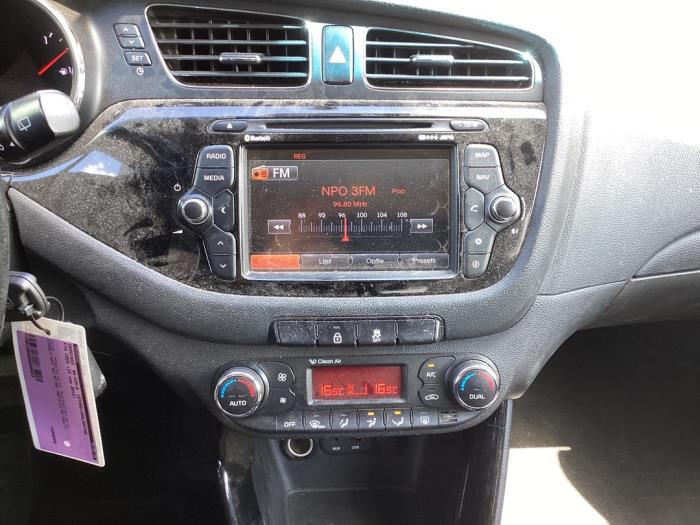 Kia Cee'd Sportswagon 1.6 GDI 16V Schadevoertuig (2012, Grijs)