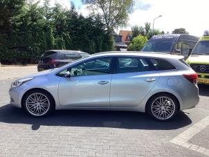Kia Cee'd Sportswagon 1.6 GDI 16V Schadevoertuig (2012, Grijs)