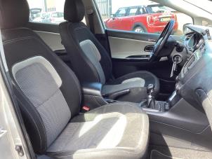 Kia Cee'd Sportswagon 1.6 GDI 16V Schadevoertuig (2012, Grijs)