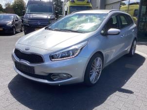 Kia Cee'd Sportswagon 1.6 GDI 16V Schadevoertuig (2012, Grijs)